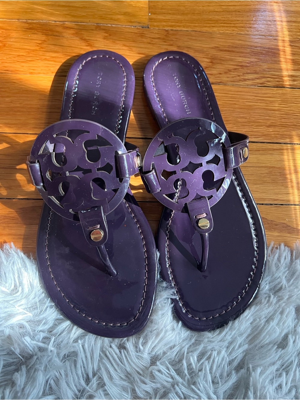 NWOB Tory Burch Miller Deep Purple Logo Thong Sandals in Size: 6